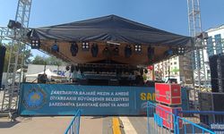 Emşo Dîyarbekir de konserê Kardeş Türküller û Hevra esto