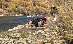 Cinîyê Dêrsimî kişta Çemê Munzurî de pîlates û medîtasyon kenê