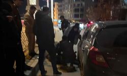 Xarpêt de keso ke binê otomobîlî de mend, merd