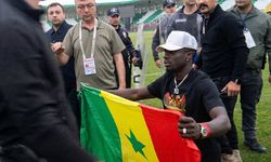 Polîsan nêverda wa Diagne bayraga Senegalî akero
