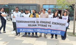 Amed de semedê xizmeyê weşîye ya bi Kurdkî protesto