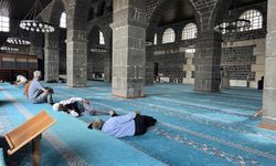 Şarê Amedî xo camîyan de keno honik