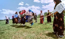Çewlîg de yew resimê cinîyan...