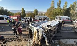 Rayîrê Çewlîg-Amedî de qeza: 1ê ci giran 12 kesî birîndar bîy