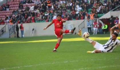 Dadîya futbolbazê Amedsporî demê maçî de ameya girewtiş!
