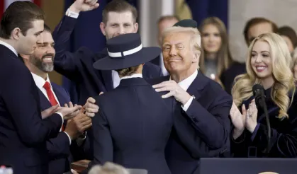 Donald Trump sond werd û reyna bîyo serekê Amerîka