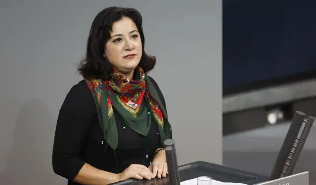 Parlamentera Kurd a Almanya Gökay Akbulut ke Tirkîya de ameybî girewtiş veradîyaya