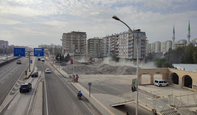 Dîyarbekir de bînayî bêkontrol yenê rijnayîş û şar mîyanê tozî de mendo!