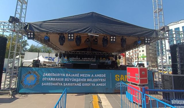 Emşo Dîyarbekir de konserê Kardeş Türküller û Hevra esto