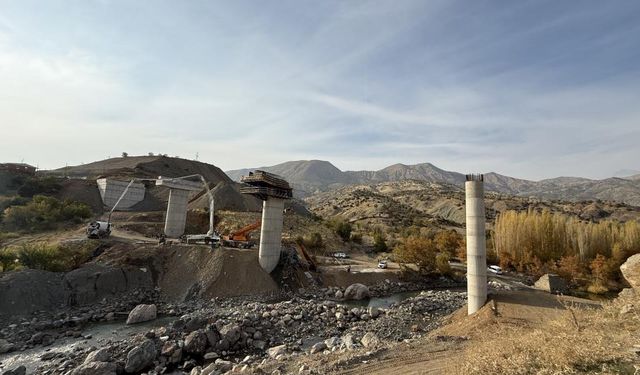 Pasûr de 4 karkerî merdbî, 3 kesî erşawîyay hepisaxene