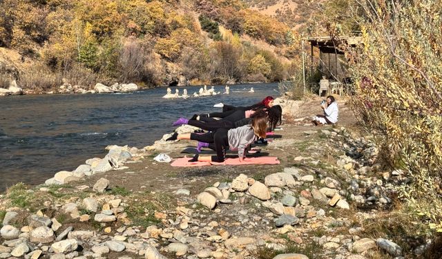 Cinîyê Dêrsimî kişta Çemê Munzurî de pîlates û medîtasyon kenê