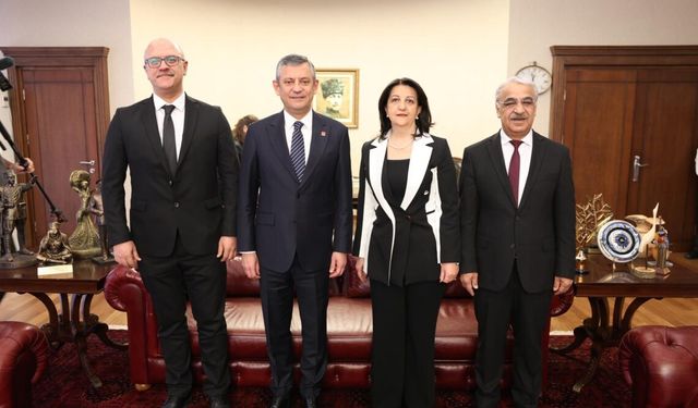 Heyetê Îmralîyî Serekê CHP Ozgur Ozel zîyaret kerd