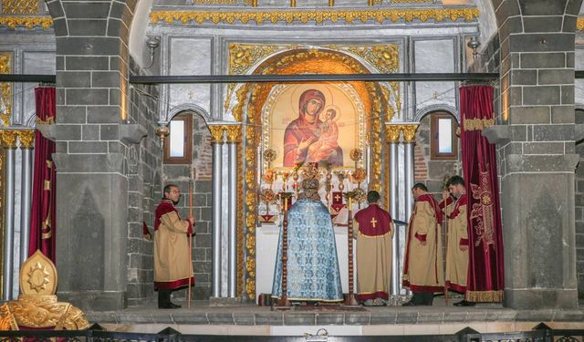 Dêra Surp Gîragosî ya Amedî de ayînê Noelî