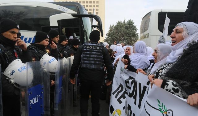 Mayê Aştîye verê Wezaretê Karanê Teberî de yê: Polîsan barîkat rona