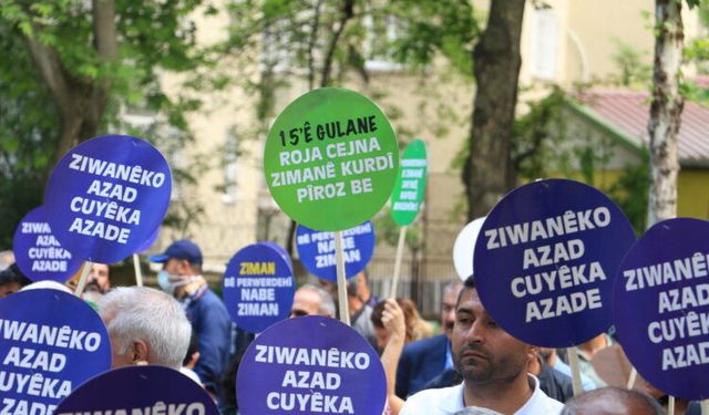 “847 mamostayanê Kurdkî ra tena 210 kesî tayîn bîyê”