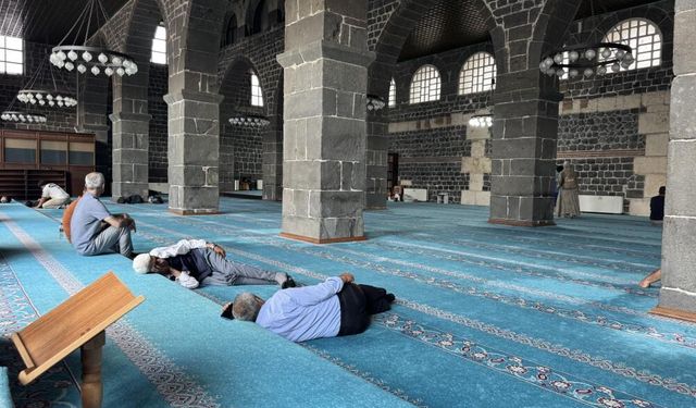 Şarê Amedî xo camîyan de keno honik