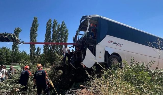 Rayîrê Dîyarbekir-Çewlîgî de qeza: Otobuse vejîya serê dare