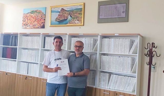 Nuştoxê ma Bahrî Çabukî tezê xo yo bi Zazakî qedîna û mezun bi