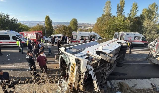 Rayîrê Çewlîg-Amedî de qeza: 1ê ci giran 12 kesî birîndar bîy