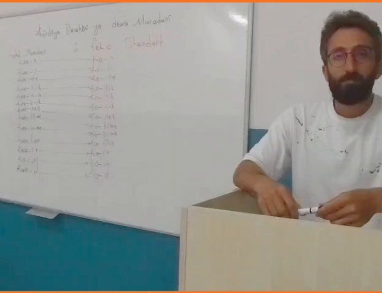 Dersa ziwanî ya bi Zazakî de Muhemmed Cîhangîr Çotla qisey keno