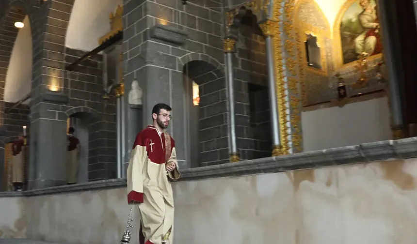 Amed de Roşanê Paskalya ame pîrozkerdiş