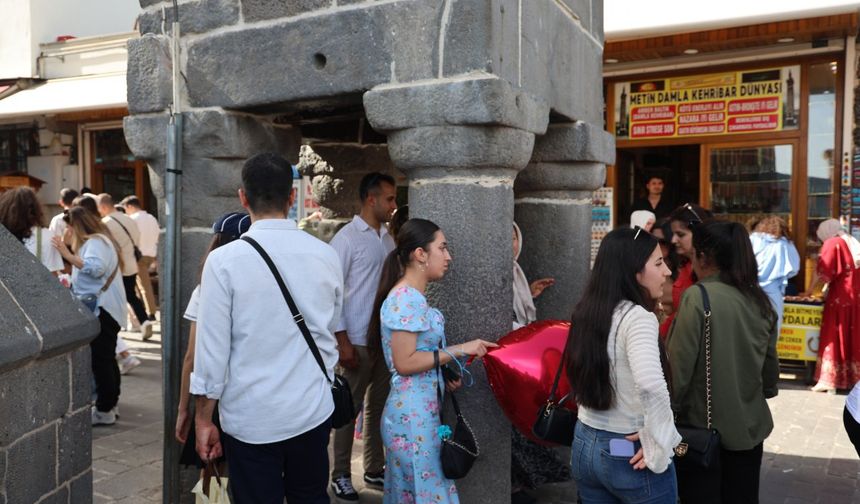 Nê kesî dormeleyê Minareya Çarlinge de se kenî?