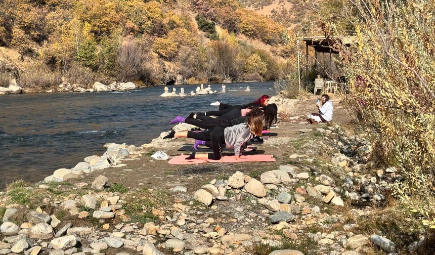 Cinîyê Dêrsimî kişta Çemê Munzurî de pîlates û medîtasyon kenê