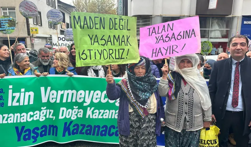 Dêrsim de pankartê Tirkî day destê mayanê Zazayan