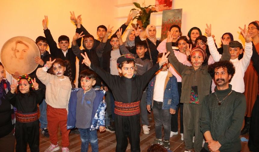 Sêwregi de Alfabeya Kurdkî bi govende ameye musnayene