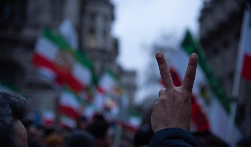 Protestoyanê Îran û Rojhelatî de 5 hezar û 848 kesî merdî