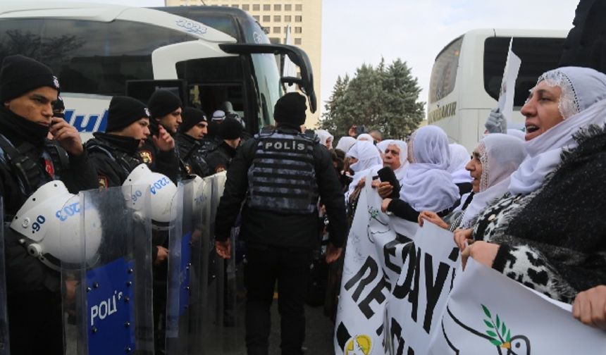 Mayê Aştîye verê Wezaretê Karanê Teberî de yê: Polîsan barîkat rona