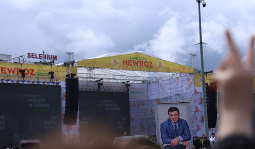 Amed de coşê Newrozî: Hezaran kesî herikîyayî meydan