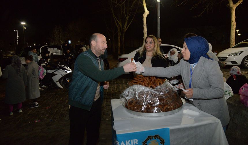 Amed de Şewa Qedrî de şarî rê şîranî amey vilakerdene