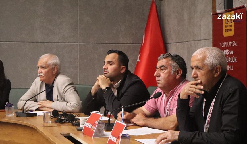 Ehmedê Bira forumê Amedî de derheqê çareserîyan de pêşkêşîyêk kerd