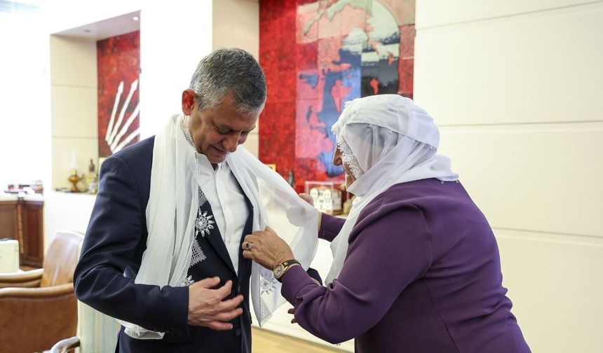 Mayanê Aşitî çîta sipî dîyarîya serekê CHPyî kerd
