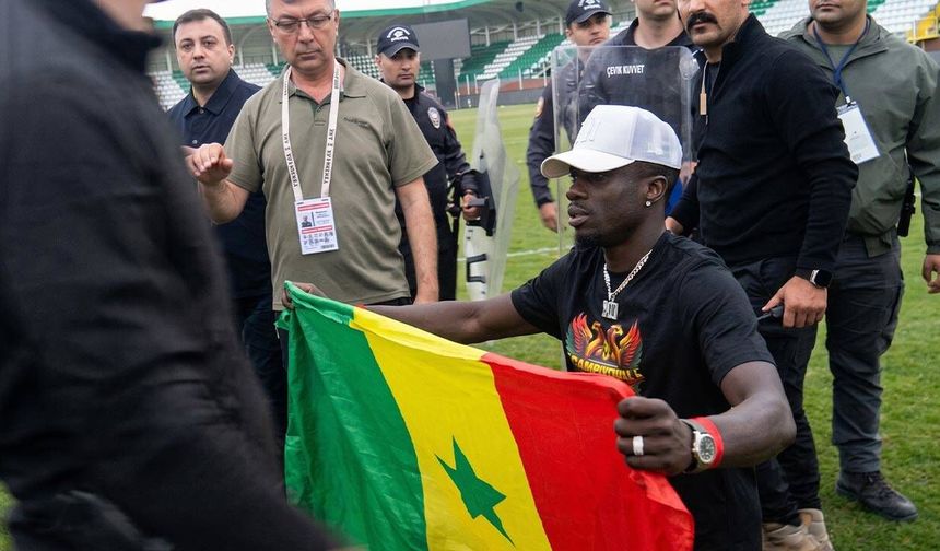 Polîsan nêverda wa Diagne bayraga Senegalî akero
