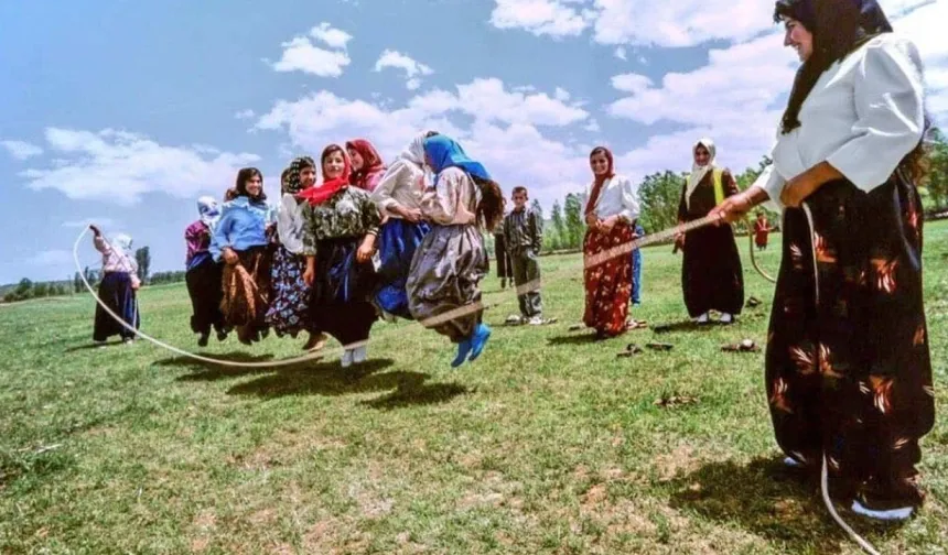 Çewlîg de yew resimê cinîyan...