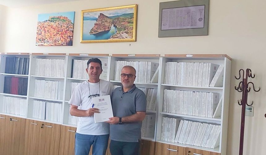 Nuştoxê ma Bahrî Çabukî tezê xo yo bi Zazakî qedîna û mezun bi