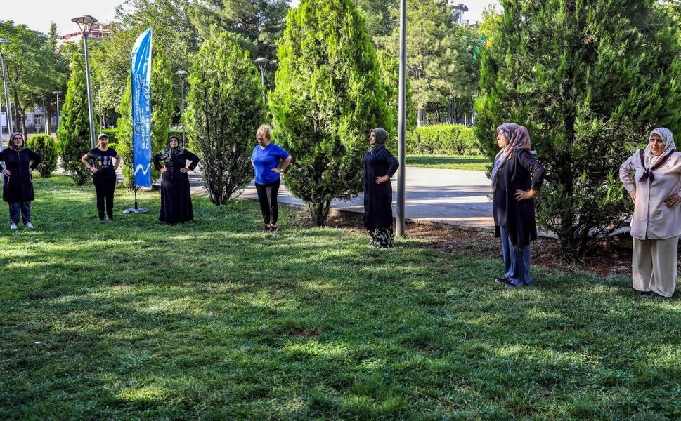 Cinîyê Amedî parkan de spor kenê