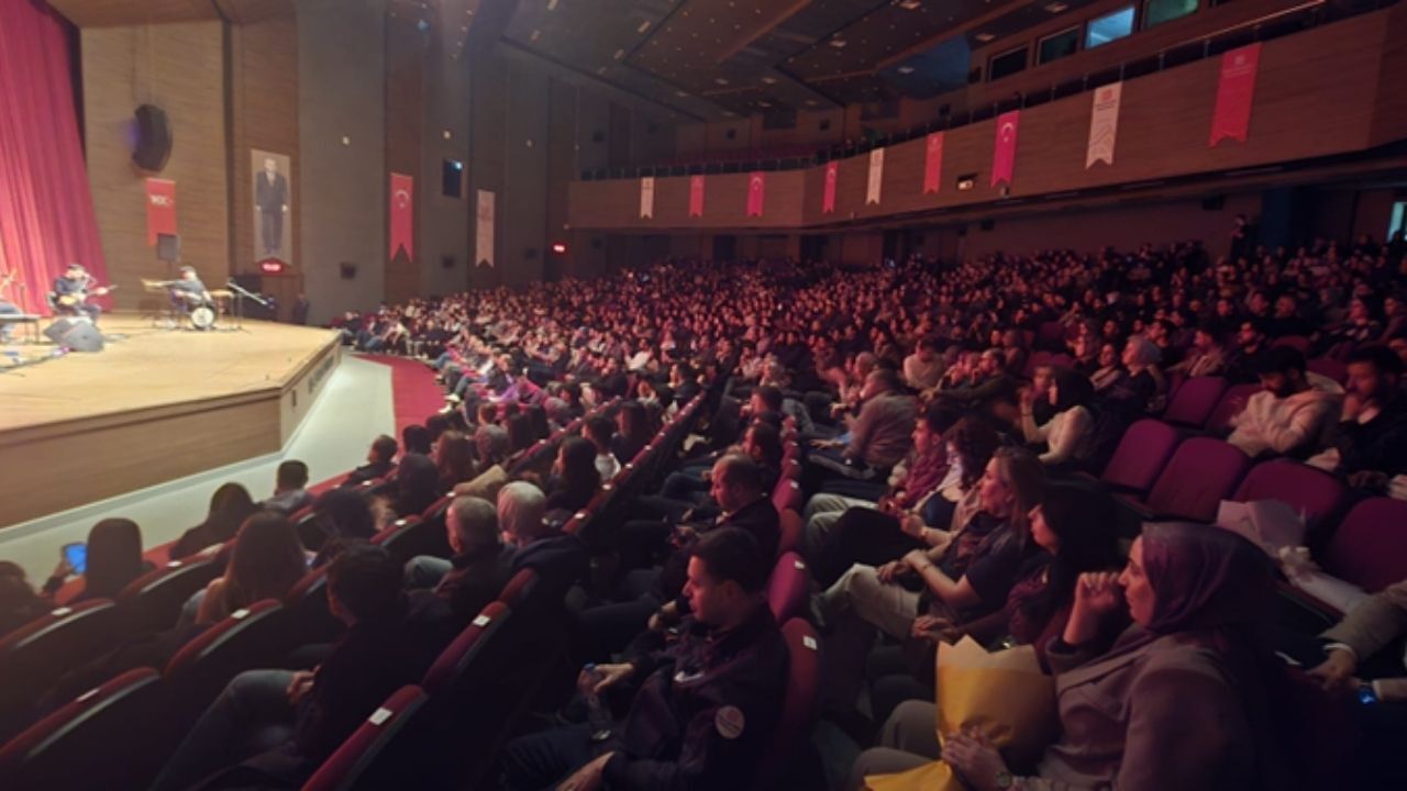 Mikaîl Aslan Û Delîl Dîlanar Yew Sahne De (5)