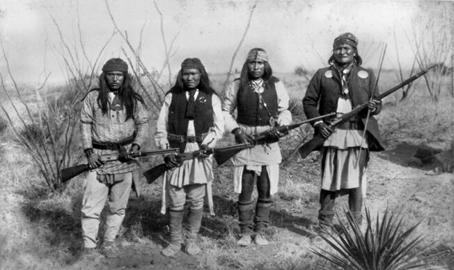 Apache Chieff Geronimo (Right) And His Warriors In 1886