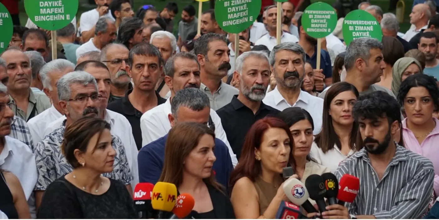 Amed de rayîrşîyayîş: Waştişê perwerdeyê bi ziwanê dadîye û statuyê kurdkî