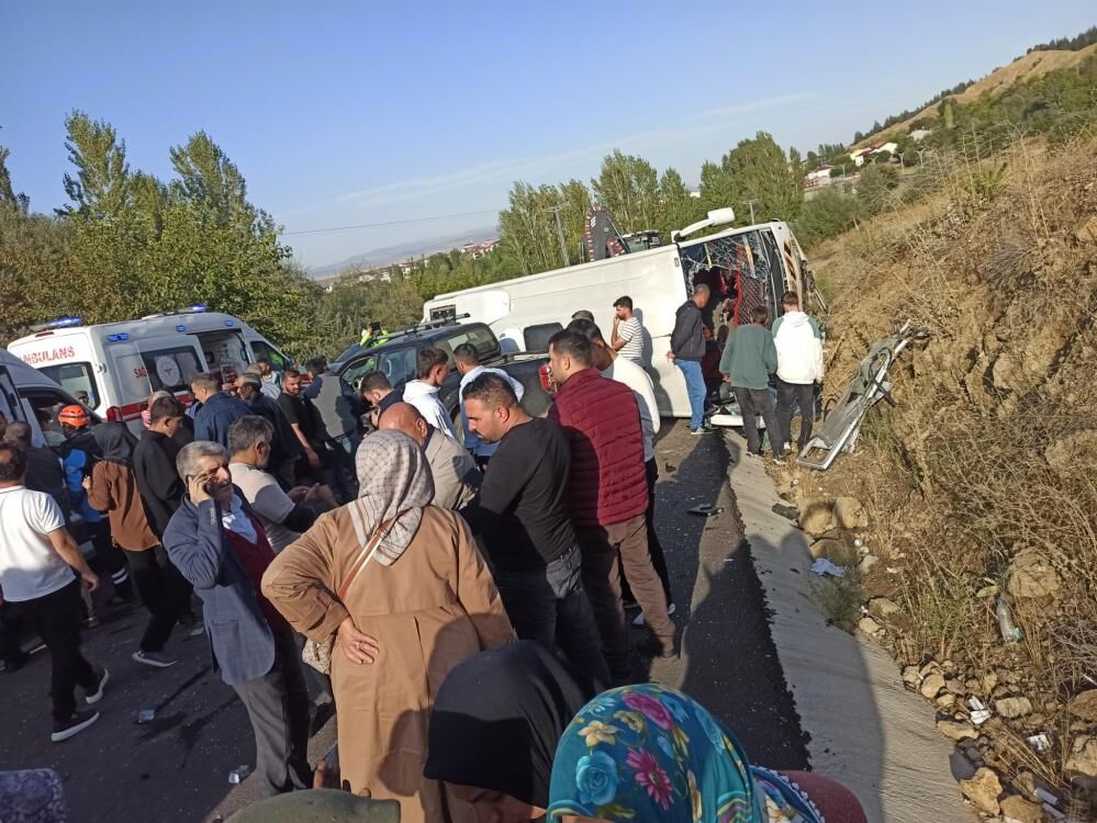 Rayîrê Çewlîg Amedî De Qeza 1Ê Ci Giran 12 Kesî Birîndar Bîy